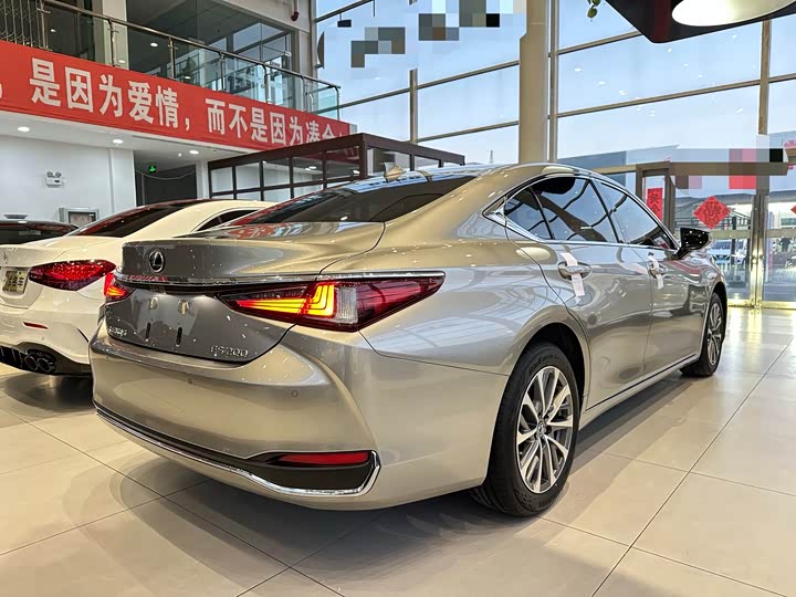 Фото 7 - Lexus ES