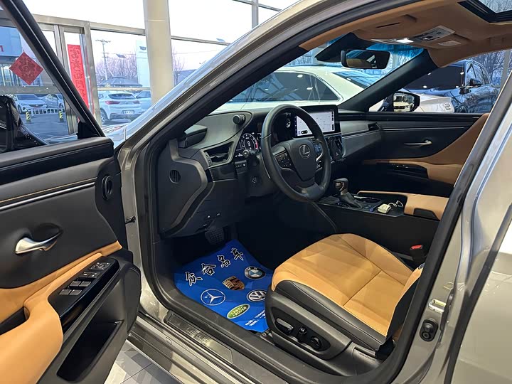 Фото 8 - Lexus ES