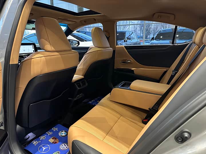 Фото 9 - Lexus ES