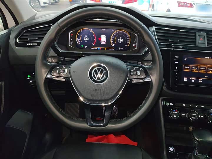 Фото 11 - Volkswagen Tiguan L Pro