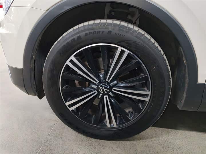Фото 23 - Volkswagen Tiguan L Pro