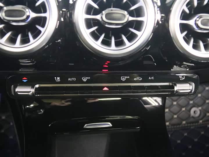 Фото 9 - Mercedes-Benz A-Class