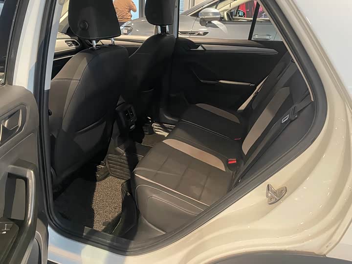 Фото 8 - Volkswagen T-Roc