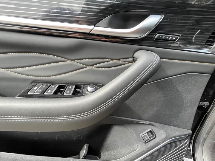 Фото 10 - Geely Monjaro