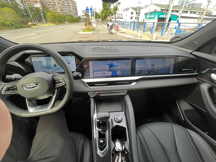 Фото 21 - Geely Monjaro