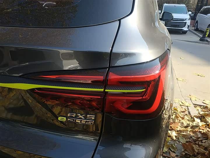 Фото 8 - Roewe RX5 Hybrid