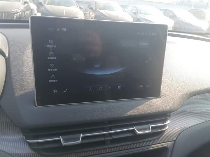 Фото 13 - Hongqi E-QM5