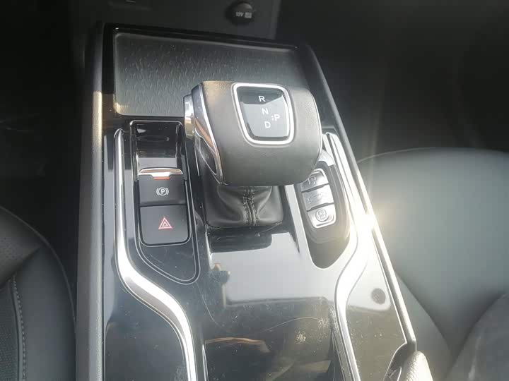 Фото 14 - Hongqi E-QM5