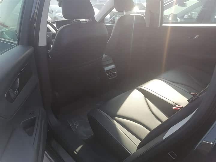 Фото 17 - Hongqi E-QM5