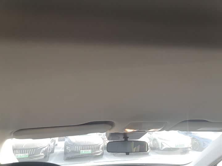 Фото 18 - Hongqi E-QM5