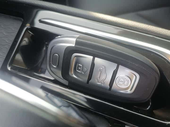 Фото 9 - Hongqi E-QM5