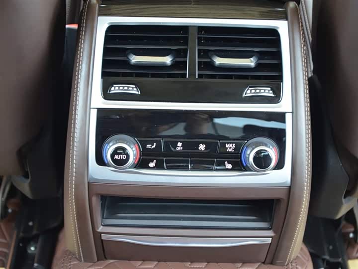 Фото 16 - BMW 7 Series