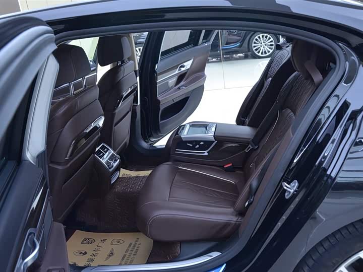 Фото 5 - BMW 7 Series