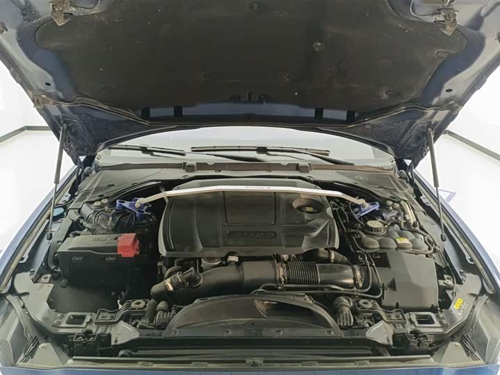 Фото 10 - Jaguar XE L