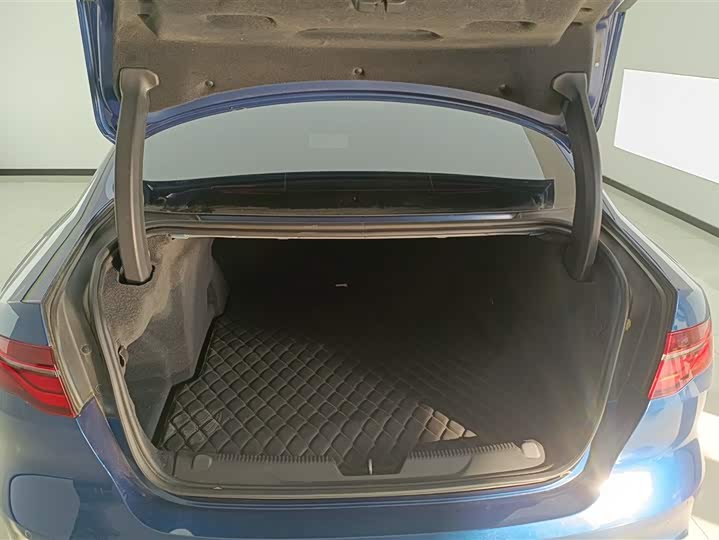 Фото 4 - Jaguar XE L