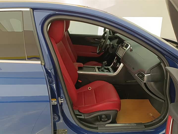 Фото 8 - Jaguar XE L