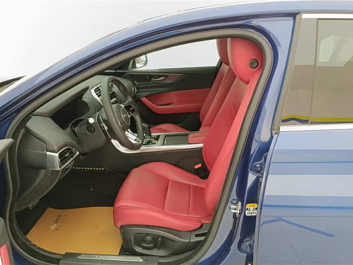 Фото 9 - Jaguar XE L