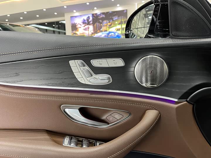 Фото 11 - Mercedes-Benz E-Class