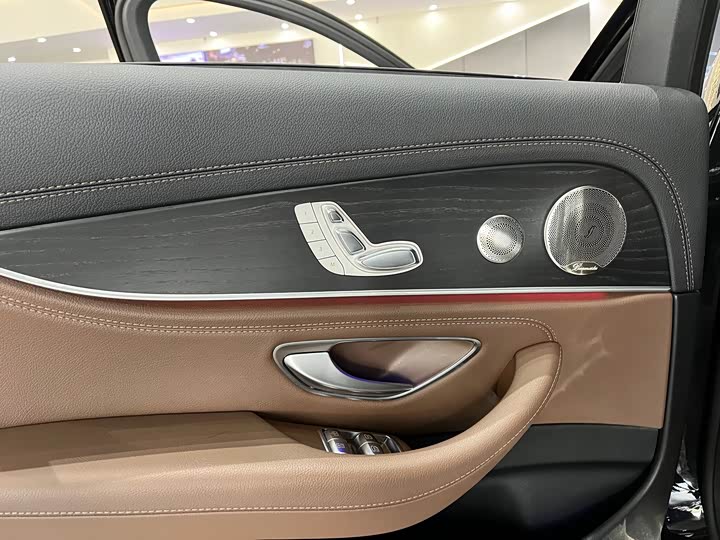 Фото 13 - Mercedes-Benz E-Class