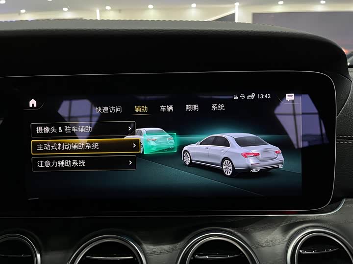 Фото 20 - Mercedes-Benz E-Class