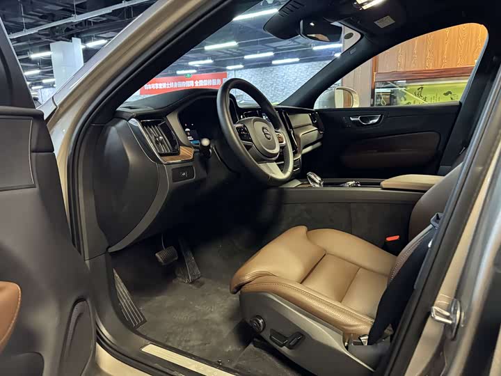 Фото 4 - Volvo XC60