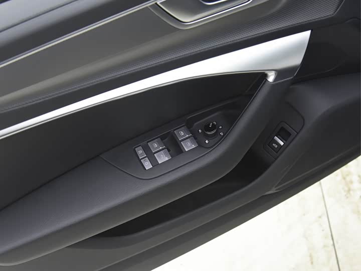 Фото 10 - Audi A6L