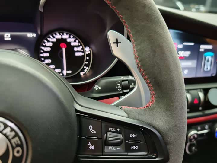 Фото 19 - Alfa Romeo Giulia