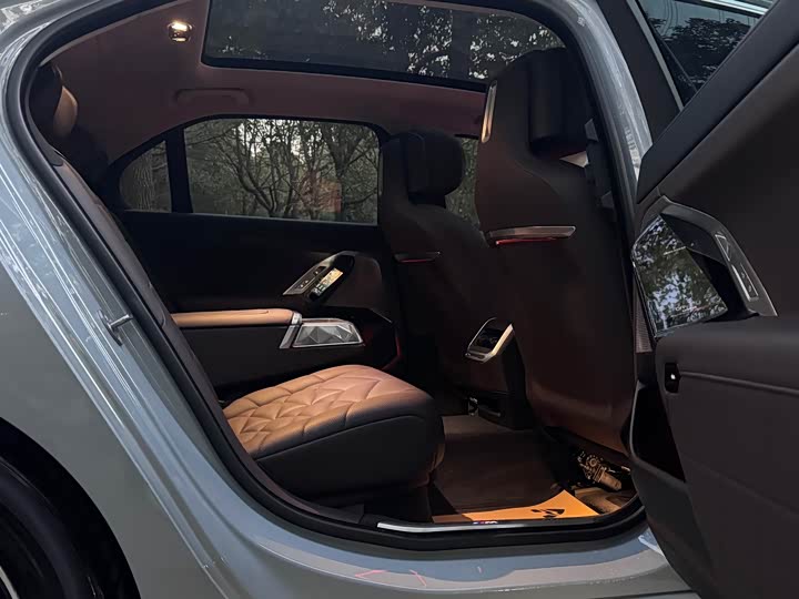 Фото 14 - BMW 7 Series