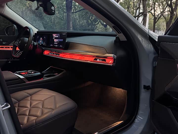 Фото 16 - BMW 7 Series