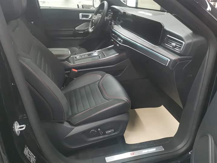 Фото 8 - Ford Explorer