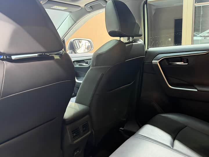 Фото 10 - Toyota RAV4