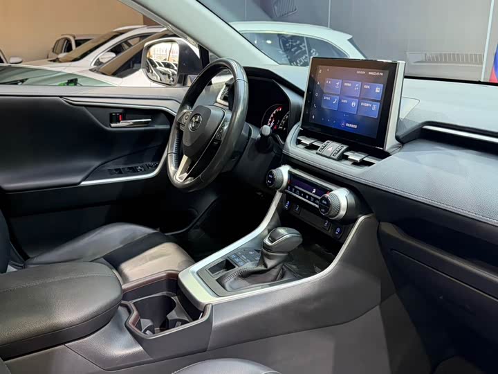 Фото 9 - Toyota RAV4