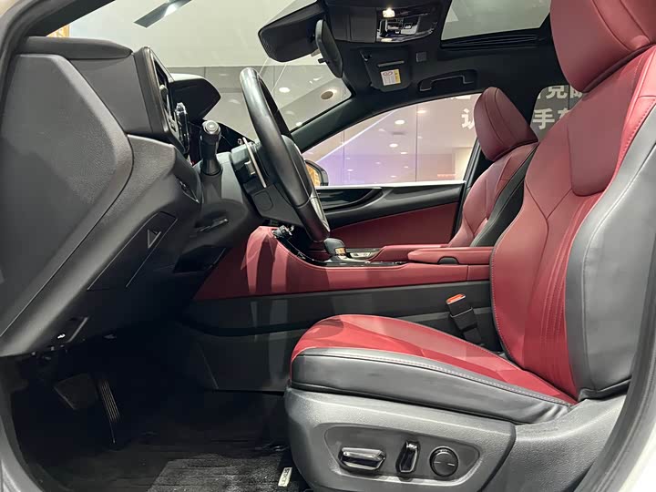 Фото 11 - Lexus NX