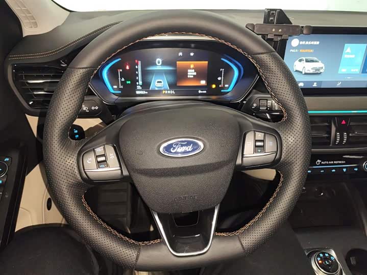 Фото 15 - Ford Focus