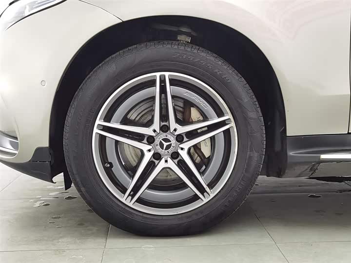 Фото 17 - Mercedes-Benz EQC