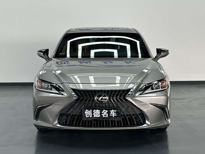 Фото 1 - Lexus ES