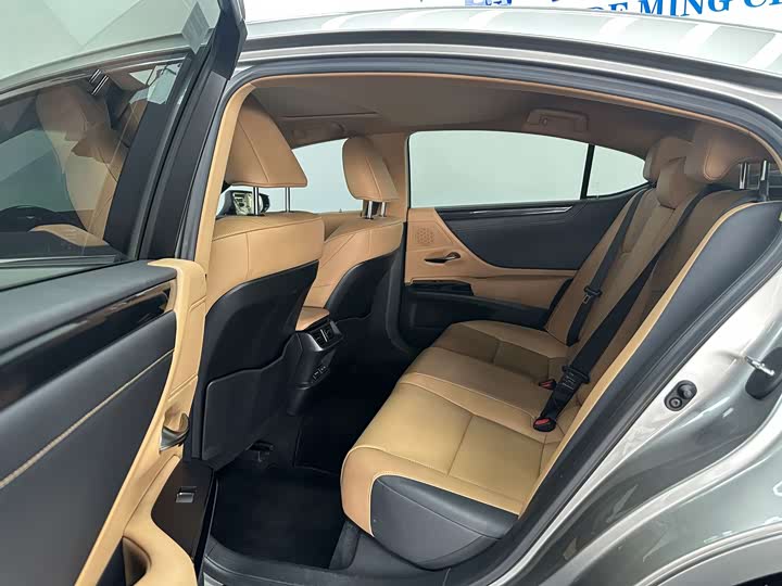 Фото 5 - Lexus ES