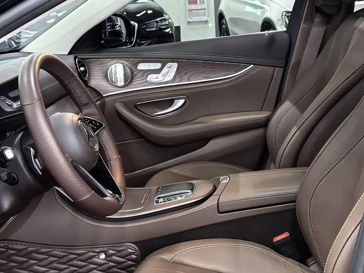 Фото 3 - Mercedes-Benz E-Class