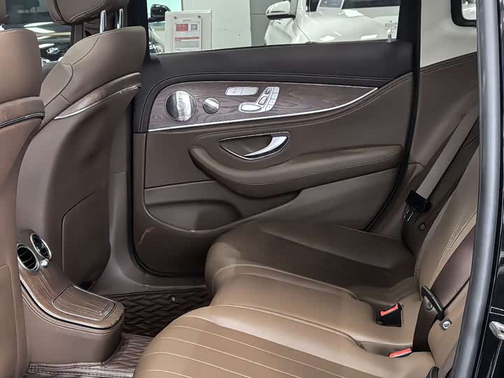 Фото 4 - Mercedes-Benz E-Class