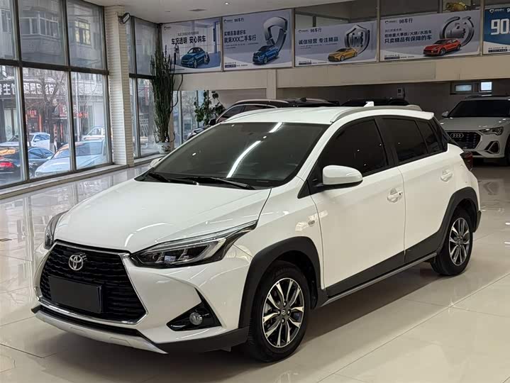 Фото 1 - Toyota Yaris L Hatchback