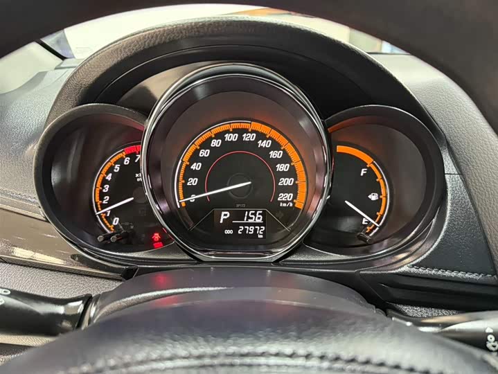 Фото 10 - Toyota Yaris L Hatchback