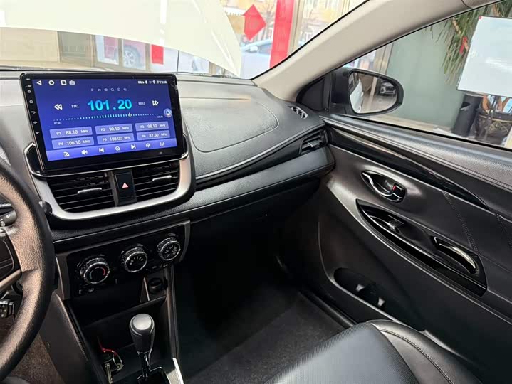 Фото 12 - Toyota Yaris L Hatchback