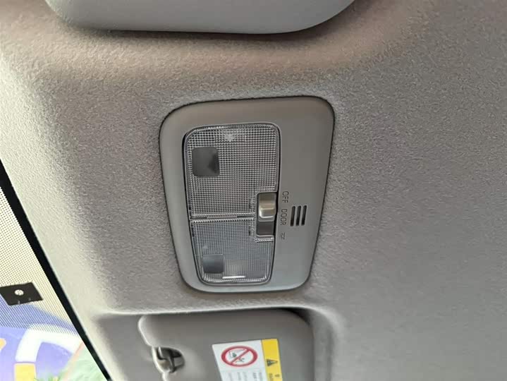 Фото 14 - Toyota Yaris L Hatchback