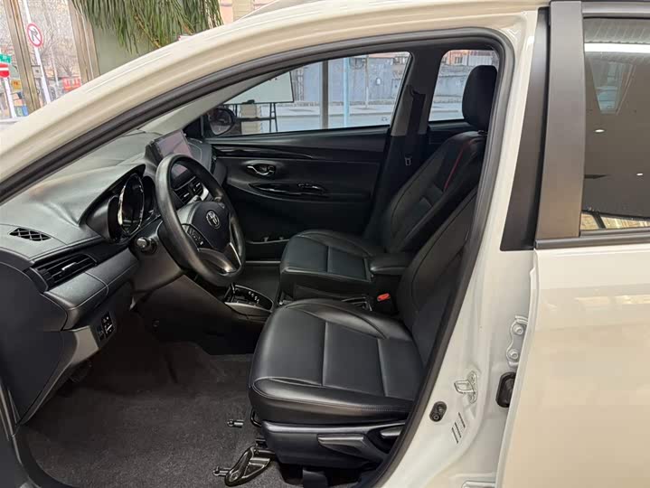 Фото 15 - Toyota Yaris L Hatchback