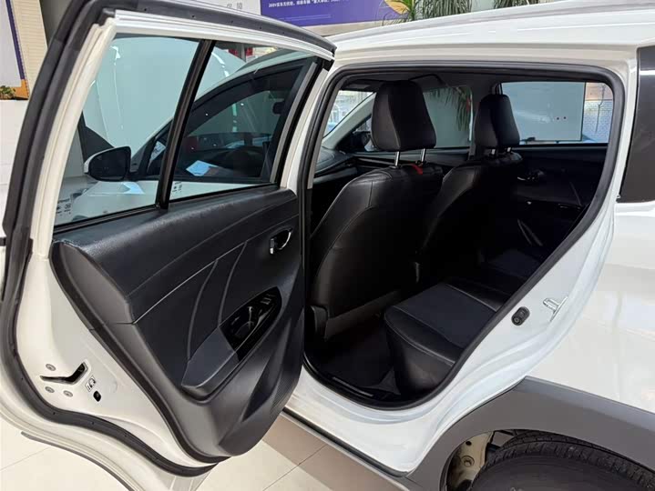 Фото 16 - Toyota Yaris L Hatchback