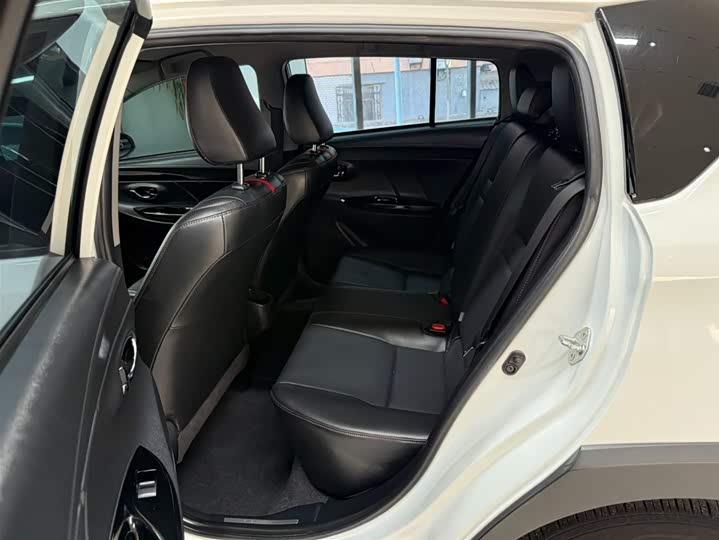 Фото 17 - Toyota Yaris L Hatchback