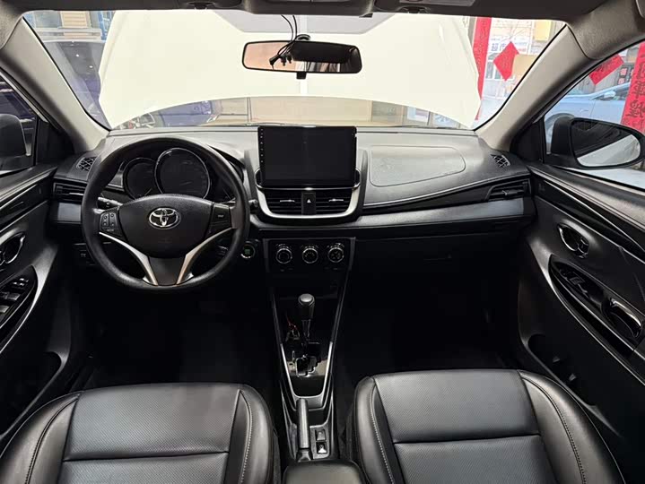 Фото 18 - Toyota Yaris L Hatchback