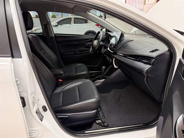 Фото 19 - Toyota Yaris L Hatchback