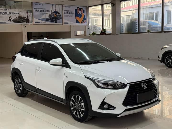 Фото 3 - Toyota Yaris L Hatchback