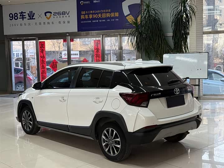 Фото 4 - Toyota Yaris L Hatchback